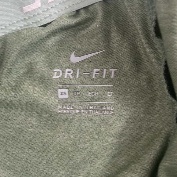 GREEN NIKE SHORTS GREAT QUALITY AND CONDITION - Picture 3 of 3